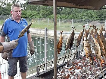 Der Vorstand selbst, Frank Sellner (rechts), grillte mit Jungangler Alexander Löffler die Makrelen beim Anglerfest in Hellingen.  Foto: Gerold Snater