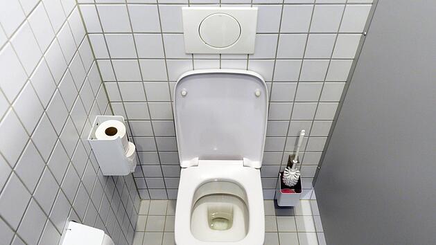 Wer  allen Abfall bedenkenlos die Toilette runterspült, kann dadurch jede Menge Probleme verursachen. Symbolfoto: Ralf Hirschberger/dpa