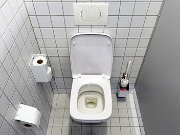 Wer  allen Abfall bedenkenlos die Toilette runterspült, kann dadurch jede Menge Probleme verursachen. Symbolfoto: Ralf Hirschberger/dpa