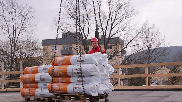 Dämmmaterial wird auf das Dach gehoben. Foto: Benedikt Borst