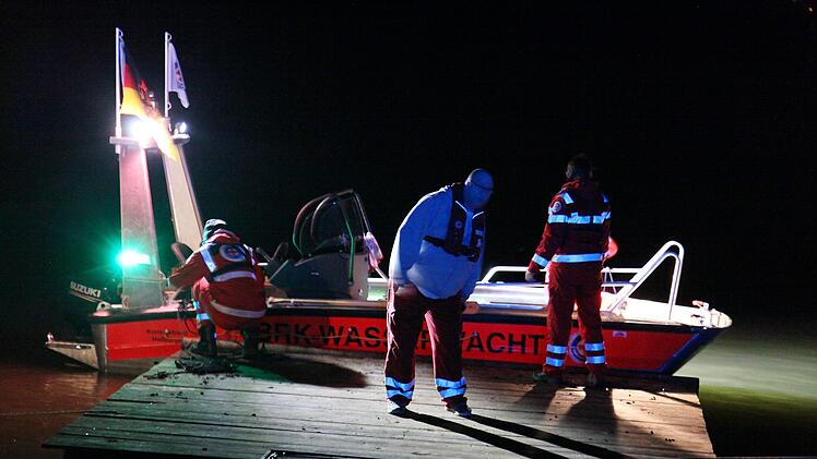 Sand am Main: Einsatzkräfte retten 25-Jährigen von Baggersee-Insel - "Völlig durchnässt und alleine im Dunkeln"
