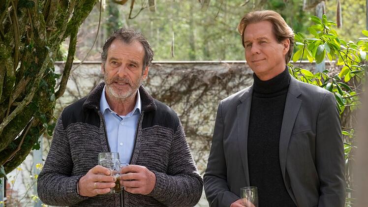 Der ehemalige Kriminalkommissar Bernhardt Wittmer (Joachim Raaf, links) gibt seinem Sohn Sebastian Kommissar Caspar Bergmann (Thomas Heinze) gegenüber ein Alibi für die Tatzeit. Doch stimmt das?