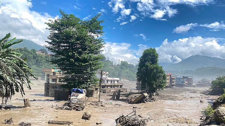 Sturzflut an Grenze zwischen China und Nepal