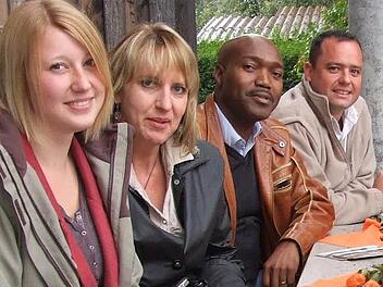 Mona Bildhauer (links) wir für ein Jahr nach Südafrika in das Rhöner Partnerbiosphärenreservat "Kruger to Canyons" gehen. Im gemeinem Gespräch  lernte  sie schon einmal Vertreter aus Südafrika kennen, so Marian Viljoen,Tebogo Mametja und Justin Idris. Foto: Marion Eckert