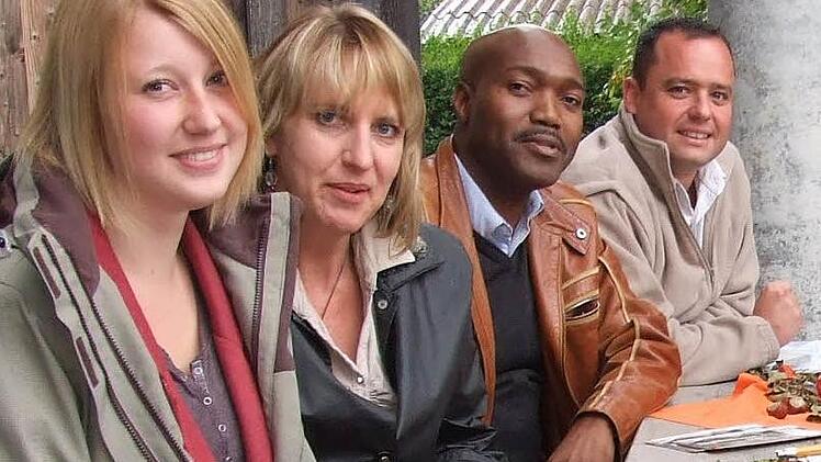 Mona Bildhauer (links) wir für ein Jahr nach Südafrika in das Rhöner Partnerbiosphärenreservat "Kruger to Canyons" gehen. Im gemeinem Gespräch  lernte  sie schon einmal Vertreter aus Südafrika kennen, so Marian Viljoen,Tebogo Mametja und Justin Idris. Foto: Marion Eckert