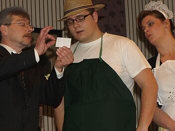 Marmeladenfabrikant Konstantin Kirschkern (Matthias Besler, links) möchte sein Image aufpolieren. Der Gärtner und spätere Butler (Markus Lutz) soll neue Visitenkarten in Druck geben; rechts dabei Köchin und Hausperle Verona (Anja Mützel).  Foto: Stefan Geiger