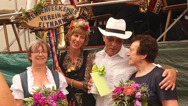 Die Damen des Fremdenverkehrsvereins nahmen Josef Blößl noch einmal in ihre Mitte.