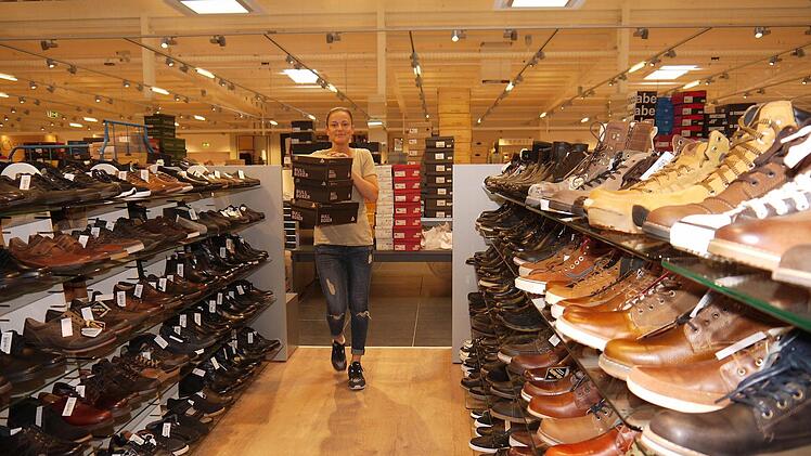 Bis Montag müssen einige Regale bei Schuh Mücke wieder ausgeräumt werden.