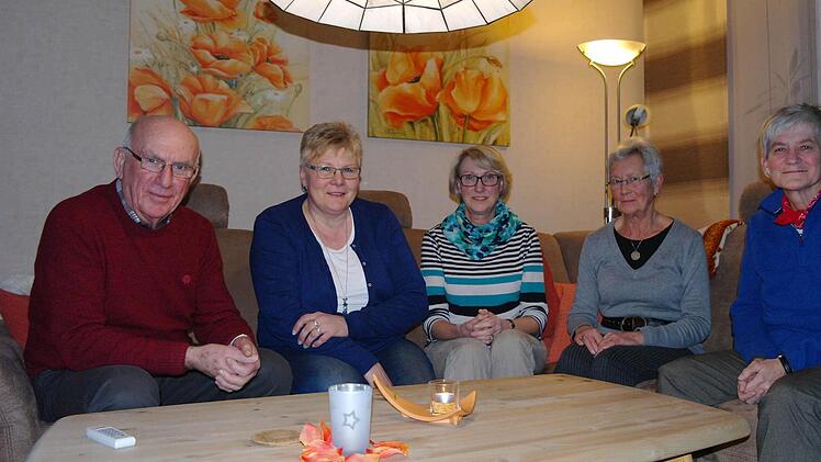 Monika Wiesner (2. von links) und ein Teil des Netzwerkes blickten auf ein Jahr "Sinnbrücke" zurück und wollen weiterhin Zeit für andere Menschen haben.  Foto: Stephanie Elm