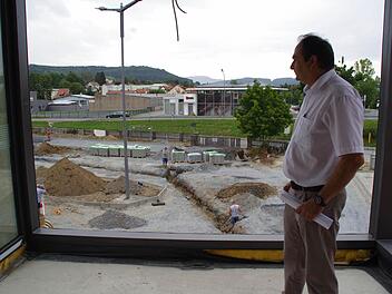 Günther Daum blickt auf den Parkplatz. Dort werden die Abstände vergrößert, um älteren Menschen das Aussteigen zu erleichtern. Foto: Marco Meißner
