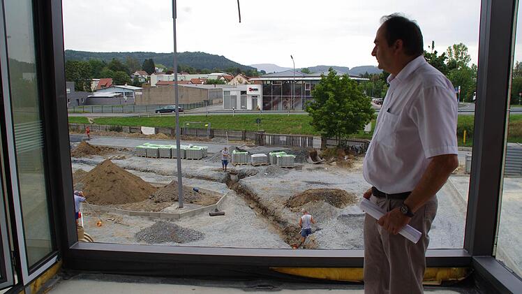 Günther Daum blickt auf den Parkplatz. Dort werden die Abstände vergrößert, um älteren Menschen das Aussteigen zu erleichtern. Foto: Marco Meißner