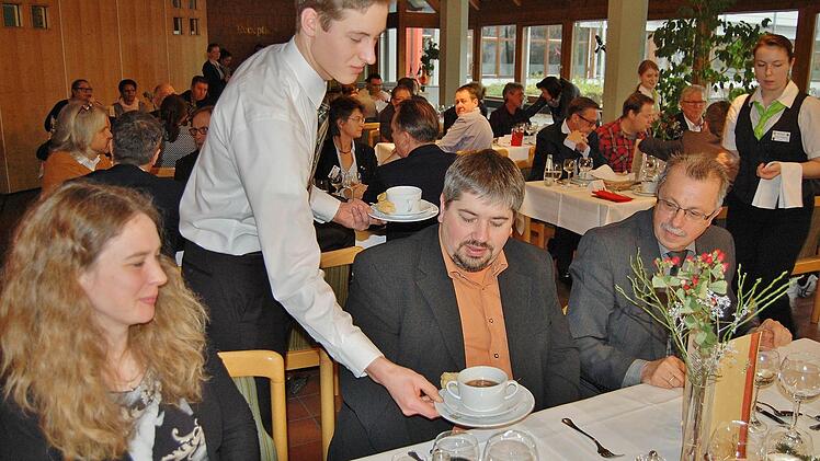 Refa-Azubi Julian Eckhardt vom Schlosshotel (Bad Neustadt) serviert seinen Gästen die Suppe