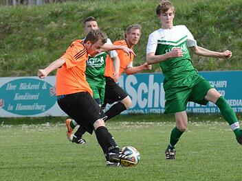 Das 0:2 für Aura: Torschütze Patrick Falkenstein gegen Dennis Smirnow (FC Hammelburg). Foto: ssp