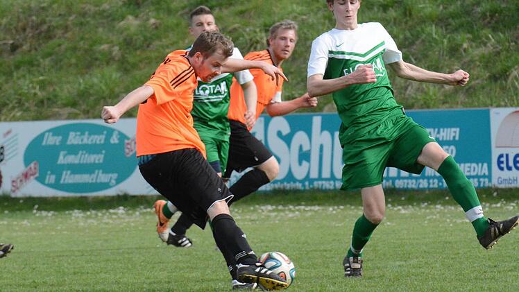 Das 0:2 für Aura: Torschütze Patrick Falkenstein gegen Dennis Smirnow (FC Hammelburg). Foto: ssp