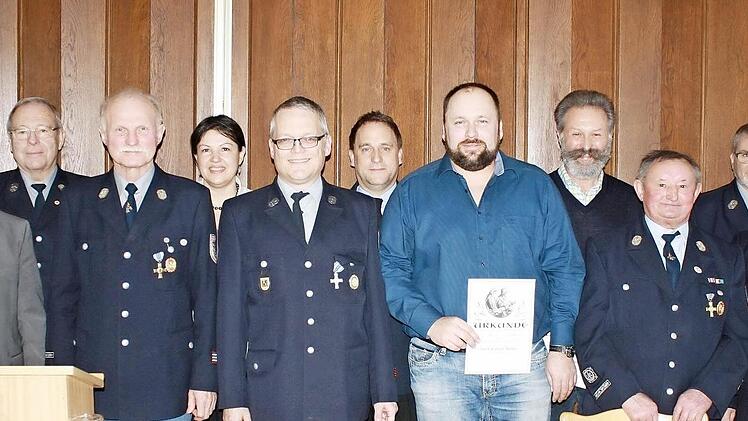 Für jahrzehntelange Treue zur Freiwilligen Feuerwehr Seelach wurden mehrere Mitglieder ausgezeichnet.  Foto: privat