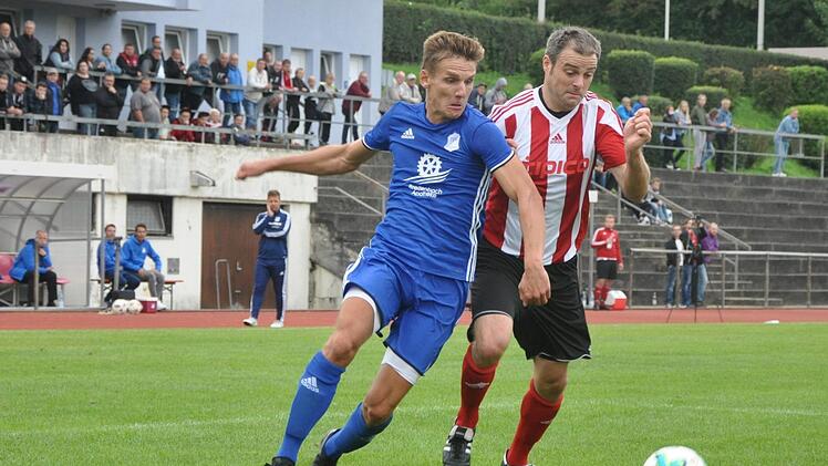 TSV-Spielmacher Patrick Hutzler (blau) legte in die Mitte zu Yusuf Öntürk auf, Eggolsheims Tobias Hümmer konnte es nicht verhindern.