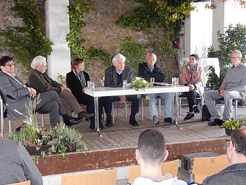 Erinnerung an früher. Autoren der Nachkriegszeit diskutierten mit Gästen über die Entwicklung der Literaturszene in Deutschland. Von links: Robert Schindel aus Österreich, Peter Hein aus Finnland, Elisabeth Plessen, Walter Hinderer, Hermann Piwitt, Zehra Cirak und Kurt Aebli (Schweiz).
