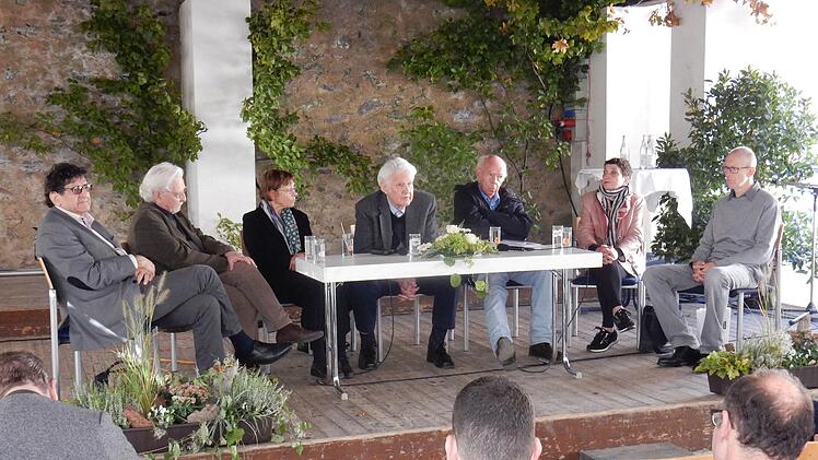 Erinnerung an früher. Autoren der Nachkriegszeit diskutierten mit Gästen über die Entwicklung der Literaturszene in Deutschland. Von links: Robert Schindel aus Österreich, Peter Hein aus Finnland, Elisabeth Plessen, Walter Hinderer, Hermann Piwitt, Zehra Cirak und Kurt Aebli (Schweiz).