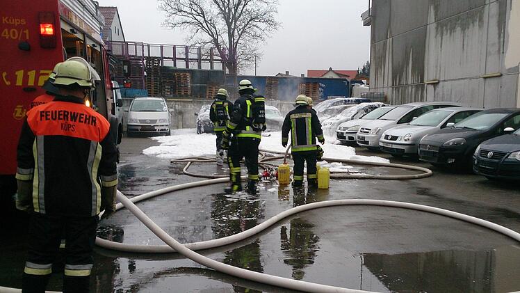 Bei den Löscharbeiten in Küps. Foto: Herbert Knoth
