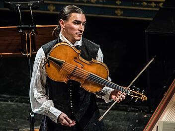 Sergey Malov gastiert als Solist und Dirigent beim Concertino und bei den Sinfoniekonzerten am Sonntag und Montag im Landestheater Coburg.Archiv/Jochen Berger