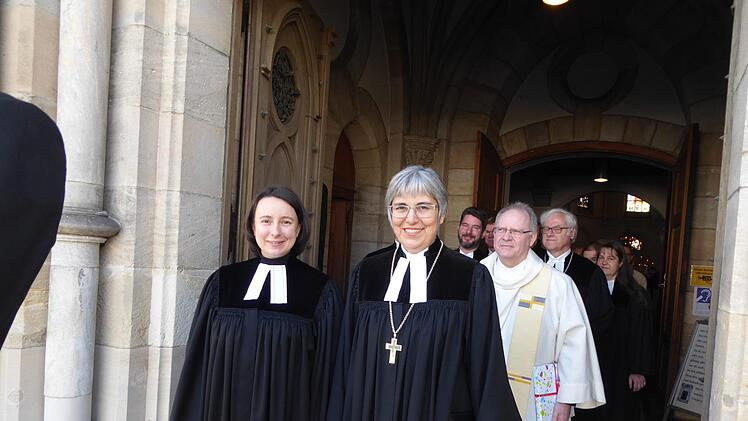 Lidia Barth (links) und Regionalbischöfin Dorothea Greiner beim Verlassen der Kirche Foto: Heidi Amon
