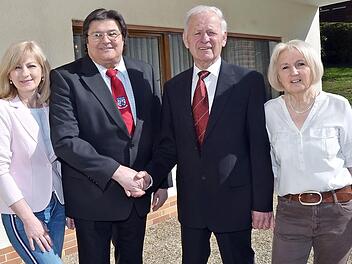 Gratulation zum 80. Geburtstag von Siegfried Stumpf in Marienroth. Von links Anja Jungkunz (Tochter), 2. Bürgermeister Wolfgang Förtsch, Siegfried Stumpf und Ehefrau Bärbel.  Foto: K.- H. Hofmann