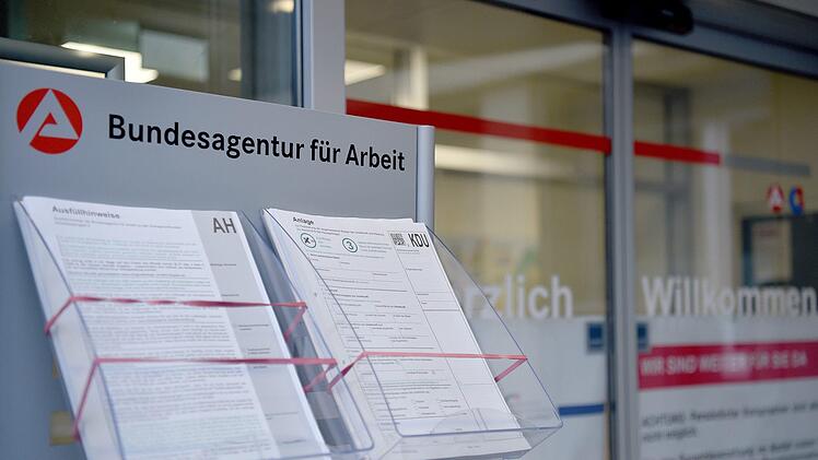 Wegen der wirtschaftlichen Folgen hat das Corona-Virus Auswirkungen auf die Arbeit der regionalen Arbeitsagenturen und der Regierung von Unterfranken. Foto: Caroline Seidel/dpa