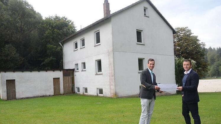 Das seit einigen Jahren leer stehende Wohnhaus in der Badstraße 69 in Rothenkirchen wurde zum Abriss freigegeben und die Abbrucharbeiten vergeben, wodurch mehr Platz für die Erweiterung und Verbesserung der Infrastruktur im Freizeitareal rund um das Naturerlebnisbad geschaffen wird. Geschäftsleiter Antonio Sauchella (links) und Bürgermeister Stefan Heinlein haben auch schon Vorschläge für die zukünftige Verwendung im Auge. Rechts ein Teil des Beach-Volleyball-Platzes  Foto: K.- H. Hofmann