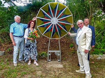 Am „Rotierenden Glasfarbzauber“ stehen Schirmherr Anton Adelhardt, Künstlerin Elvira Gerhäuser, Waischenfelds Ehrenbürger Heinz Gerhäuser und Bürgermeister Thomas Thiem.