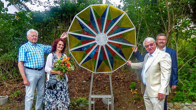 Am „Rotierenden Glasfarbzauber“ stehen Schirmherr Anton Adelhardt, Künstlerin Elvira Gerhäuser, Waischenfelds Ehrenbürger Heinz Gerhäuser und Bürgermeister Thomas Thiem.
