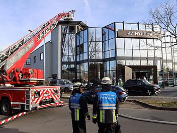 Feuer bricht auf Nürnberger Autohaus aus - Mann muss behandelt werden