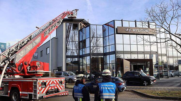 Feuer bricht auf Nürnberger Autohaus aus - Mann muss behandelt werden