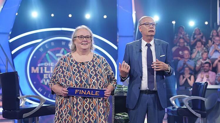 Auch Brigitte Dederichs bekommt von Günther Jauch ein Finalticket.