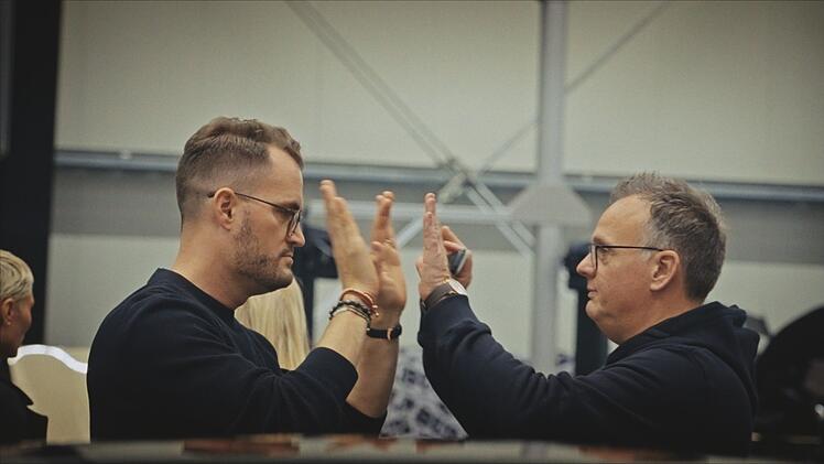 CEO Constantin Buschmann (links) arbeitet eng mit dem Entwicklungschef J&ouml;rn Gander zusammen - und freut sich mit ihm &uuml;ber Durchbr&uuml;che in der Fertigung.