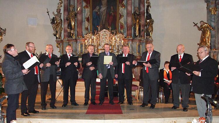 Die Feierabendsänger unter Leitung von Wilhelm Fuß sind ein fester Bestandteil des alljährlichen Adventskonzert in der Oberweißenbrunner Kirche.