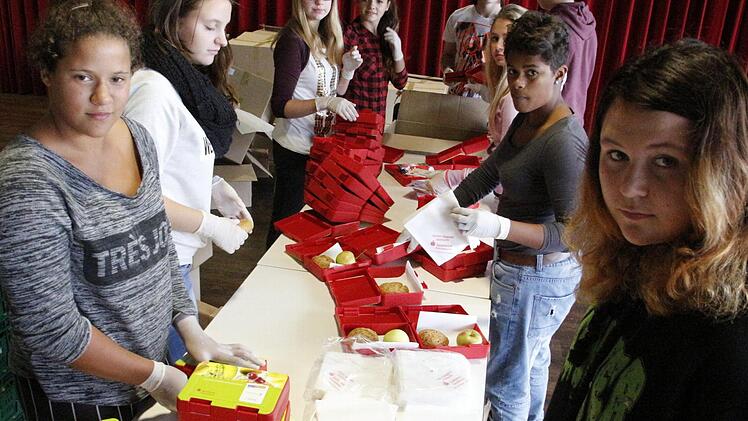 Die Schüler der Mittelschule Eggolsheim packen Brotzeit-Boxen. Foto: Josef Hofbauer