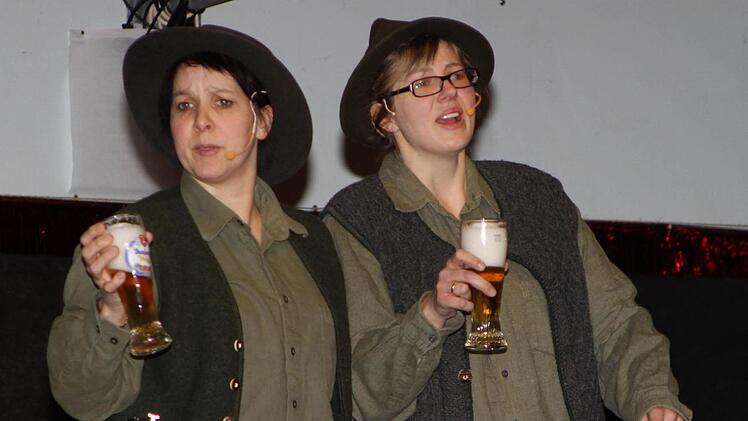 Mit viel Jägerlatein kamen Sandra Holzschuh (links) und Kerstin Reinwand auf die Bühne.Foto: Günther Geiling