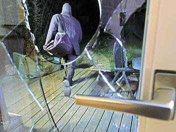 Die Nacht verschluckt sie: Vergleichsweise oft schlagen Einbrecher in der Dunkelheit zu.  Foto: www.nicht-bei-mir.de