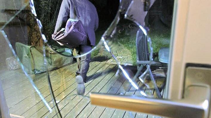 Die Nacht verschluckt sie: Vergleichsweise oft schlagen Einbrecher in der Dunkelheit zu.  Foto: www.nicht-bei-mir.de