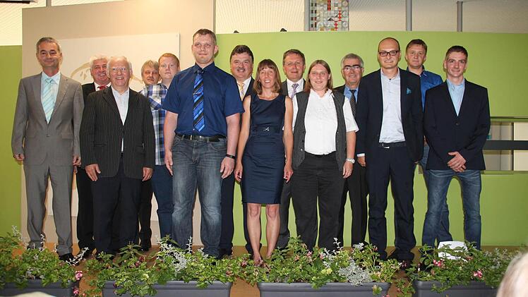 Insgesamt 30 Schüler wurden an den beiden Fachschulen verabschiedet. Unser Bild zeigt die Offiziellen mit den Meisterpreisträgern.