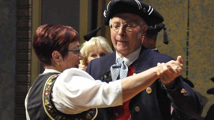 Sie können noch fränkische Rund- und Figurentänze - die Maßbacher Volkstänzer.  Foto: Peter Klopf
