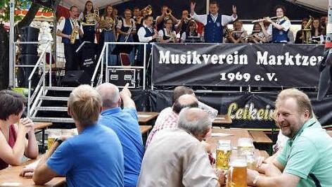 Mit einem zünftigen Frühschoppenkonzert des Musikvereins Marktzeuln unter der Leitung von Christian Stenglein im Schützengarten begann am Sonntag der Endspurt des Schützen- und Volksfestes in Lichtenfels. Zuvor nahmen die Schützen am Gottesdienst in der Pergola teil. Foto: Andreas Welz