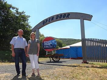 Die Zeltstadt und RotoDom, das große Versammlungszelt, stehen bereit. Das diesjährige Missio-Camp öffnet am Freitag, 29. Juli, seine Pforten. Stefan und Anke Schroth freuen sich auf viele Besucher. Foto: Marion Eckert