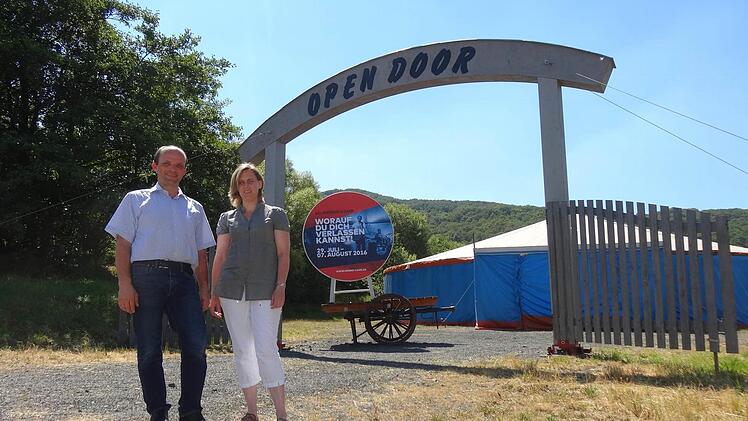 Die Zeltstadt und RotoDom, das große Versammlungszelt, stehen bereit. Das diesjährige Missio-Camp öffnet am Freitag, 29. Juli, seine Pforten. Stefan und Anke Schroth freuen sich auf viele Besucher. Foto: Marion Eckert