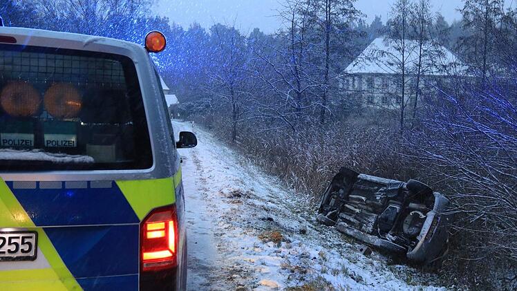 Einen Schutzengel hatte ein Autofahrer, der am Sonntagnachmittag zwischen Oberhaid und Lauter aufgrund der winterlichen Straßenverhältnisse mit seinem Wagen in einen Graben stürzte. Er erlitt nur leichte Verletzungen. Foto: News5