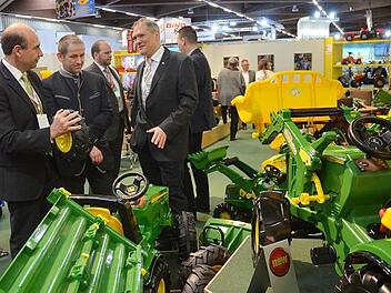 Frank Schneider (rechts) erklärt Martin Schmitz und Rainer Mattern (Mitte) die Neuheiten bei Rolly Toys. Dahinter Ebersdorfs Bürgermeister Bernd Reisenweber Fotos: Rainer Lutz