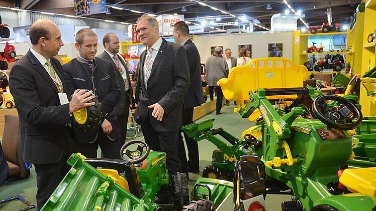 Frank Schneider (rechts) erklärt Martin Schmitz und Rainer Mattern (Mitte) die Neuheiten bei Rolly Toys. Dahinter Ebersdorfs Bürgermeister Bernd Reisenweber Fotos: Rainer Lutz