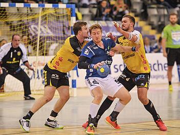 Selbst gegen zwei Gegenspieler weiß sich Eric Meinhardt (blaues Trikot) zu wehren. Der Spielmacher des EHV Aue feierte in Coburg seinen 2000. Treffer. Links Pontus Zetterman, rechts Marcel Timm; im Hintergrund HSC-Torsteher Jan Kulhanek. Foto: Hagen Lehmann