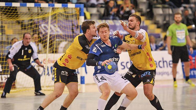 Selbst gegen zwei Gegenspieler weiß sich Eric Meinhardt (blaues Trikot) zu wehren. Der Spielmacher des EHV Aue feierte in Coburg seinen 2000. Treffer. Links Pontus Zetterman, rechts Marcel Timm; im Hintergrund HSC-Torsteher Jan Kulhanek. Foto: Hagen Lehmann