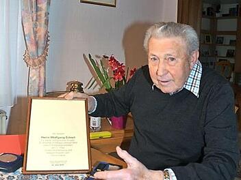 Stolz zeigt Wolfgang Eckert den Verdienstorden der Bundesrepublik Deutschland und so manch andere hohe Auszeichnung für sein Lebenswerk.  Foto: K.- H. Hofmann